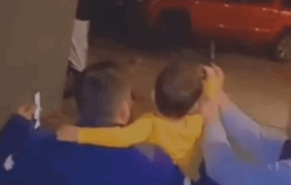 ŠOK SNIMAK: Muškarac učio TROGODIŠNJAKA da PUCA IZ PIŠTOLJA (VIDEO) 

